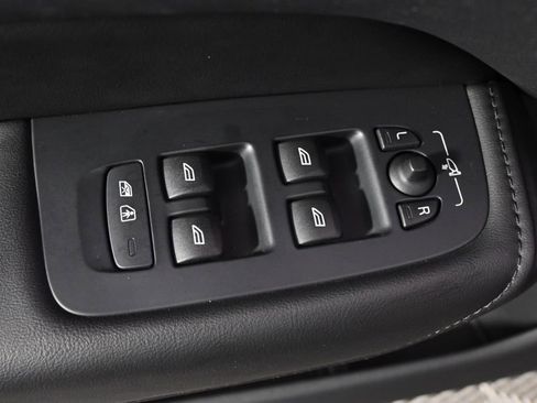 Used 2025 Volvo XC60 B5 Plus image 23