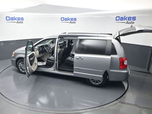 Used 2013 Chrysler Town & Country Touring-L w/ Driver Convenience Group FWD image 58