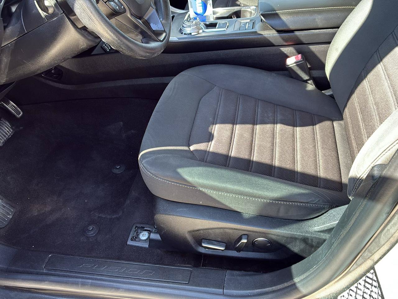 Used 2020 Ford Fusion SE FWD image 13