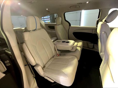 Used 2017 Chrysler Pacifica Touring image 19