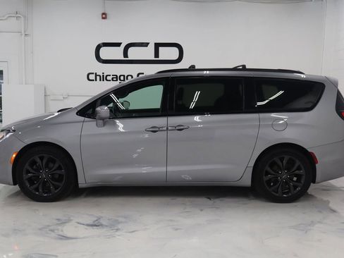 Used 2018 Chrysler Pacifica Touring-L w/ Premium Audio Group image 4