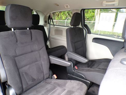 Used 2018 Dodge Grand Caravan SE w/ UConnect Hands-Free Group FWD image 18