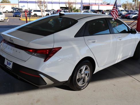 Used 2025 Hyundai Elantra SE image 5