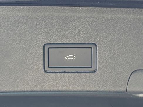 Used 2025 Volkswagen Atlas Cross Sport SE image 23