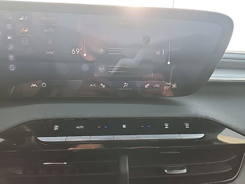 Used 2025 Buick Enclave Preferred image 22