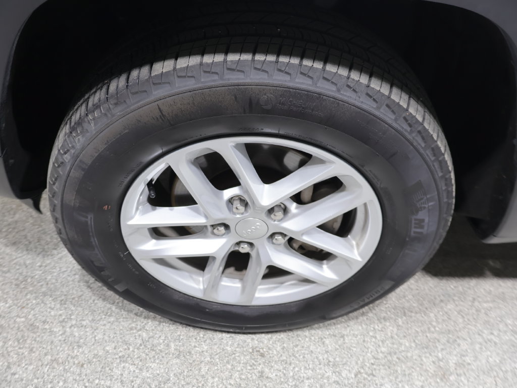Used 2023 Jeep Grand Cherokee Laredo AWD/4WD image 9