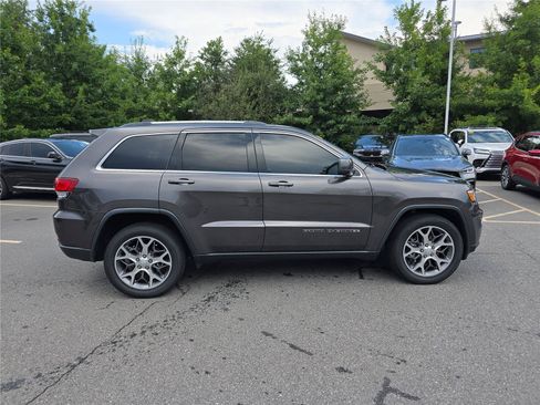 Used 2021 Jeep Grand Cherokee Laredo RWD image 2