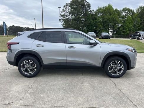 New 2026 Chevrolet Trax LT w/ Driver Confidence Package FWD image 6