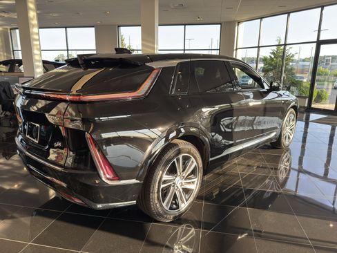 Certified 2024 Cadillac Lyriq Luxury AWD/4WD image 5