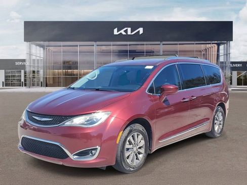 Used 2019 Chrysler Pacifica Touring-L Plus image 3