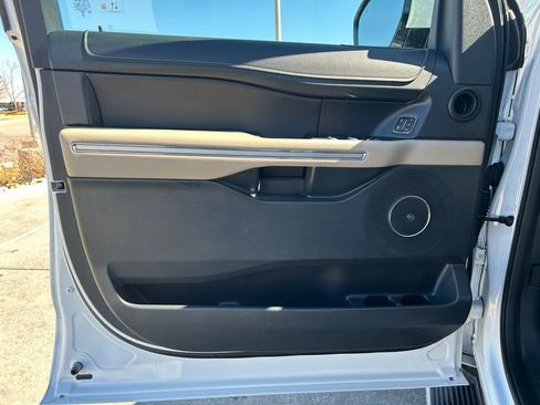 Used 2023 Ford Expedition Limited image 9