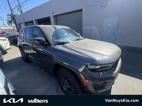Used 2025 Jeep Grand Cherokee Trailhawk AWD/4WD image 1