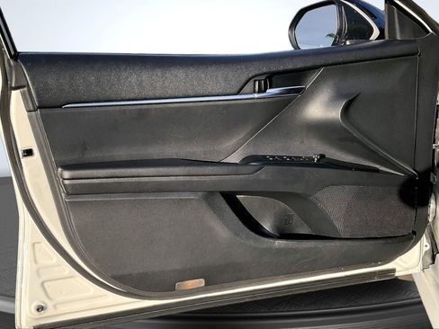 Used 2018 Toyota Camry LE image 23