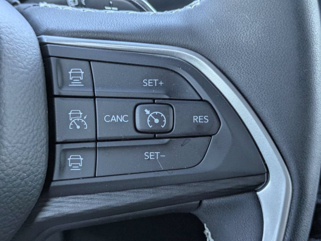Used 2025 Jeep Grand Cherokee Altitude RWD image 26