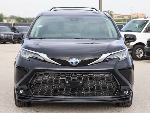 Used 2023 Toyota Sienna XLE FWD image 5