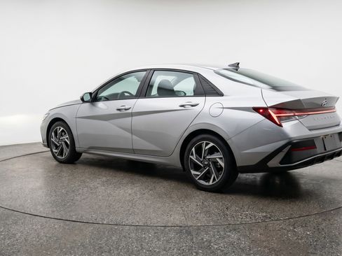 Used 2025 Hyundai Elantra Limited FWD image 6