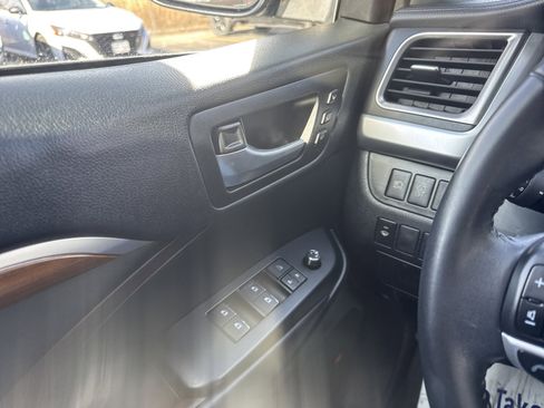 Used 2018 Toyota Highlander Limited image 13