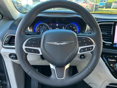 Used 2023 Chrysler Pacifica Touring-L image 19