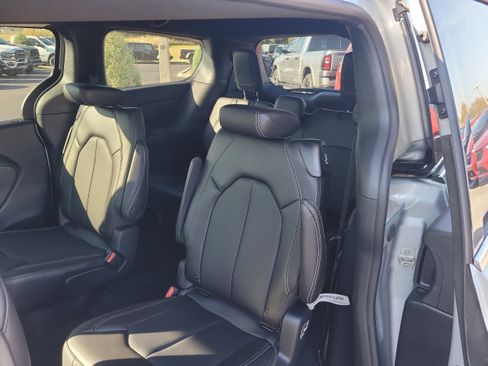 New 2026 Chrysler Pacifica Select image 11