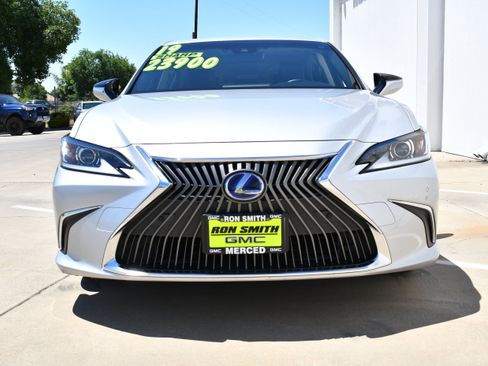 Used 2019 Lexus ES 300h w/ Premium Package FWD image 3