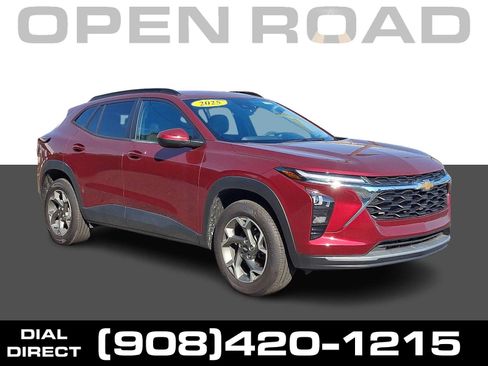 Used 2025 Chevrolet Trax LT FWD image 1