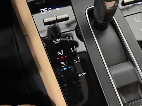 Certified 2025 Porsche Macan image 39