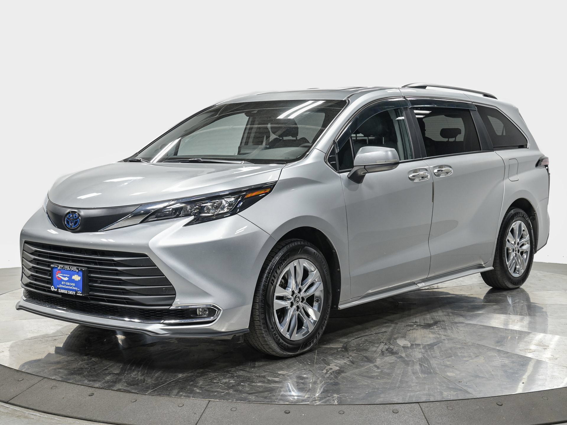 Used 2024 Toyota Sienna XLE w/ XLE Plus Package FWD image 1
