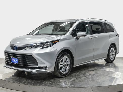 Used 2024 Toyota Sienna XLE w/ XLE Plus Package FWD image 1