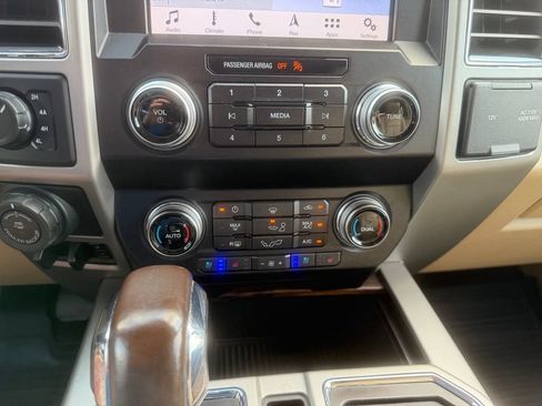 Used 2019 Ford F150 Lariat w/ Equipment Group 502A Luxury AWD/4WD image 26