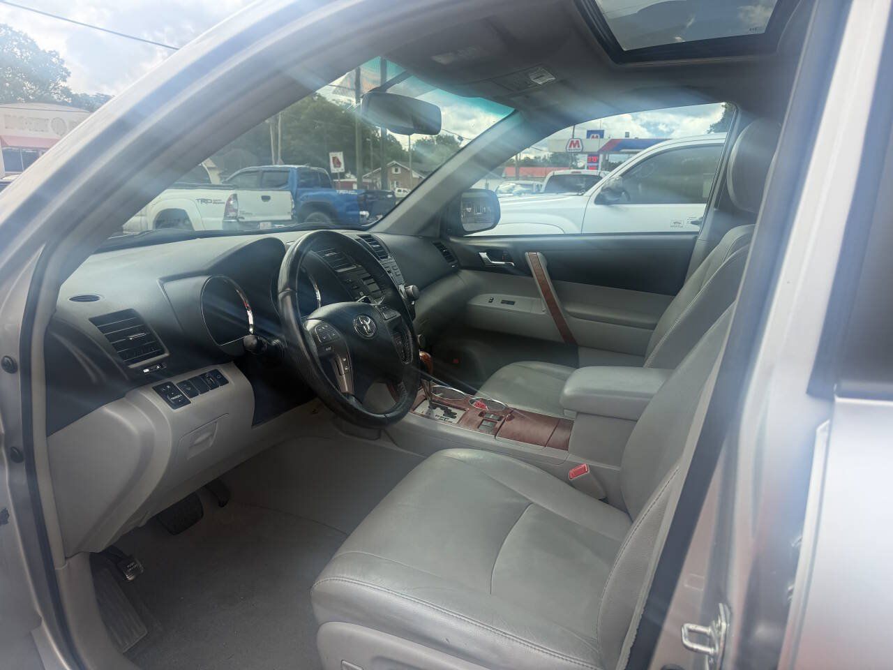 Used 2010 Toyota Highlander Limited w/ Extra Value Pkg 7 FWD image 4
