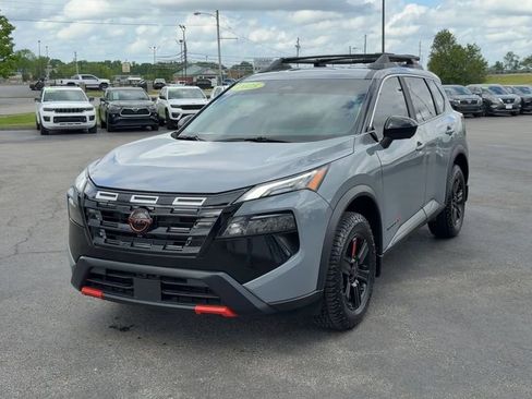 Used 2025 Nissan Rogue SV AWD/4WD image 2