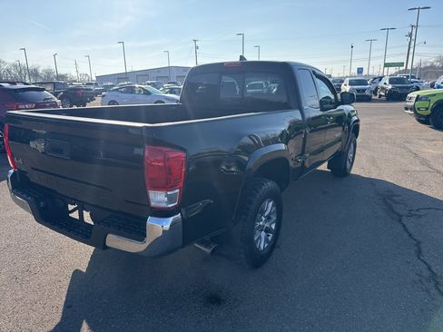 Used 2017 Toyota Tacoma SR5 w/ SR5 Appearance Package (SM) image 7