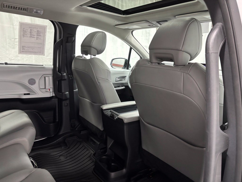 Used 2026 Toyota Sienna XLE FWD image 59