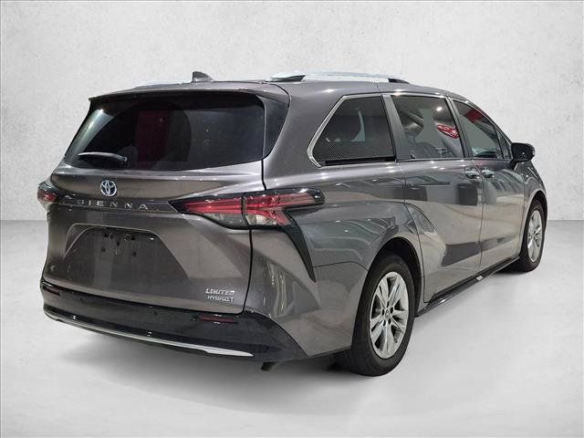 Used 2022 Toyota Sienna Limited FWD image 5