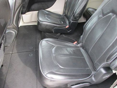 Used 2020 Chrysler Pacifica Limited image 10