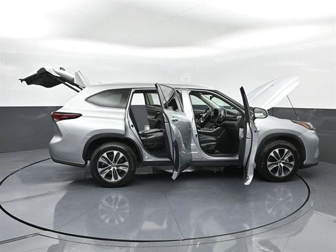 Certified 2025 Toyota Highlander XLE FWD image 54