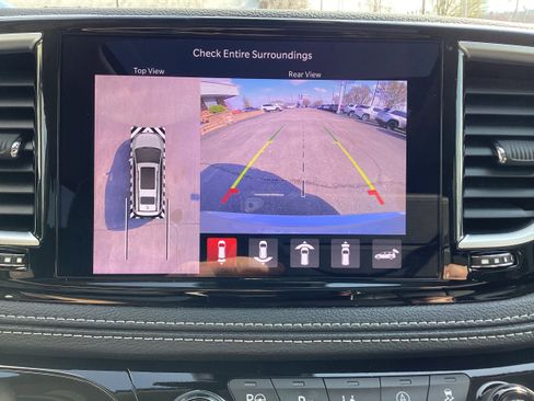 Used 2024 Chrysler Pacifica Limited image 23