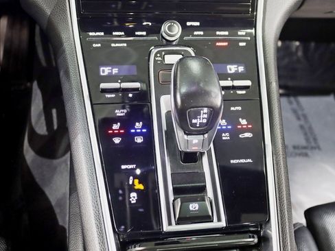 Used 2020 Porsche Panamera image 23