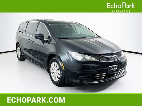 Used 2018 Chrysler Pacifica L image 1