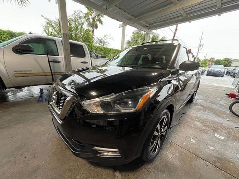Used 2019 Nissan Kicks SR w/ Exterior Package FWD image 3