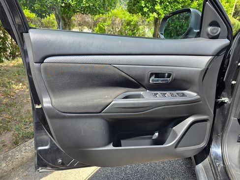 Used 2017 Mitsubishi Outlander ES AWD/4WD image 9