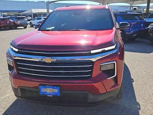 Used 2025 Chevrolet Traverse LT FWD image 3