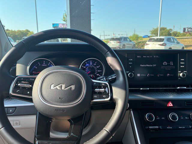 Used 2023 Kia Carnival LX FWD image 11