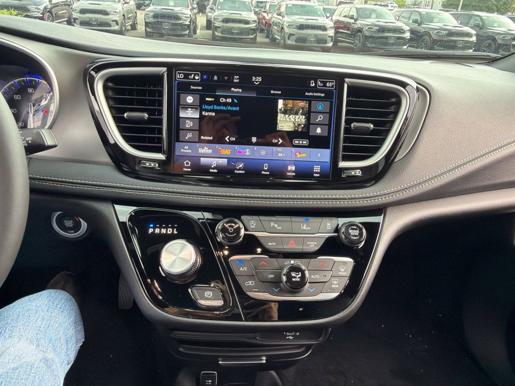 New 2027 Chrysler Pacifica Select AWD/4WD image 22