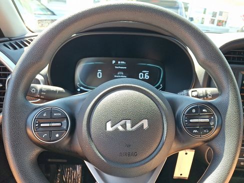 Used 2025 Kia Soul LX w/ LX Technology Package FWD image 21