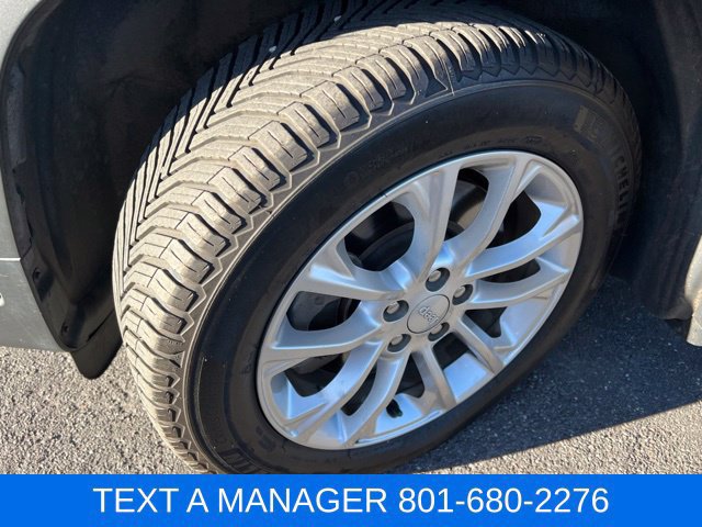 Used 2019 Jeep Cherokee Latitude w/ Cold Weather Group FWD image 12