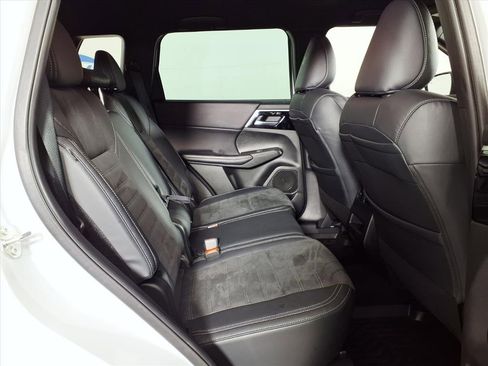 Used 2023 Mitsubishi Outlander SE image 11