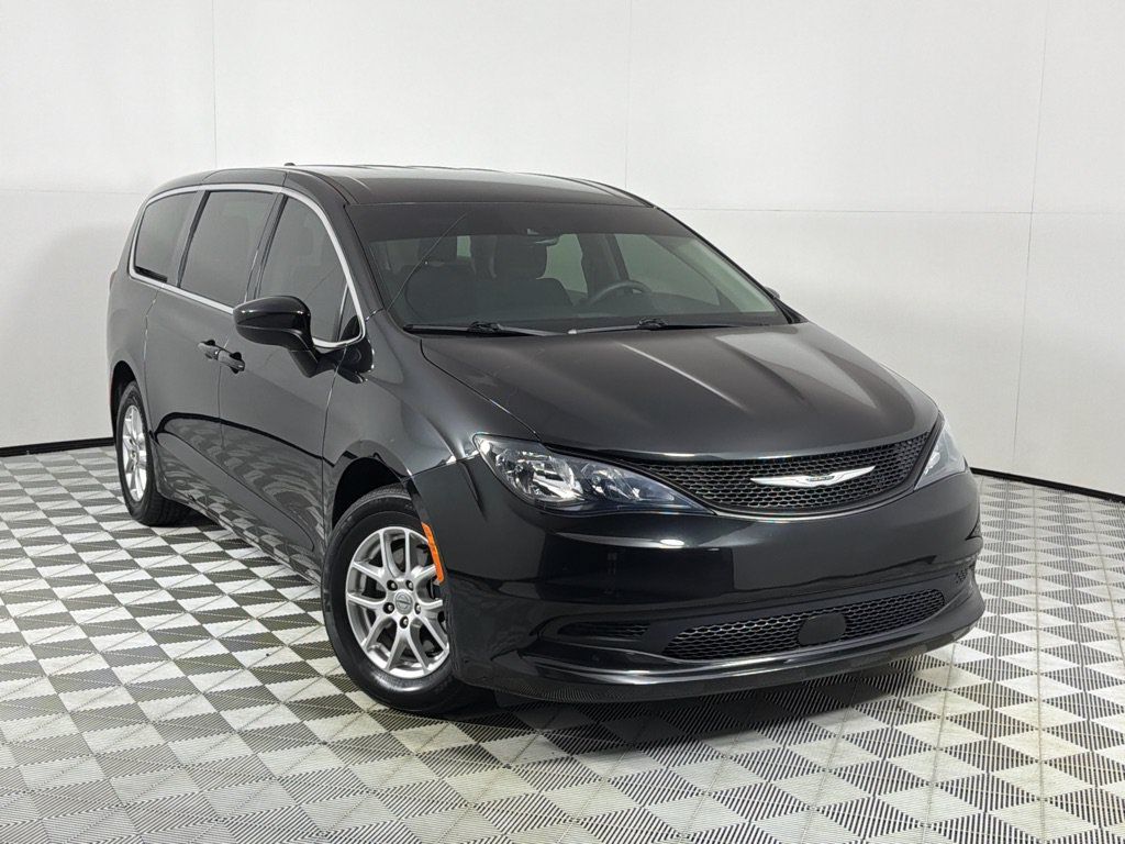 Used 2023 Chrysler Voyager LX FWD image 2