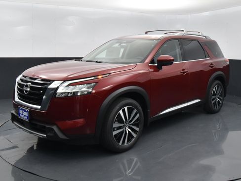Used 2024 Nissan Pathfinder Platinum image 1
