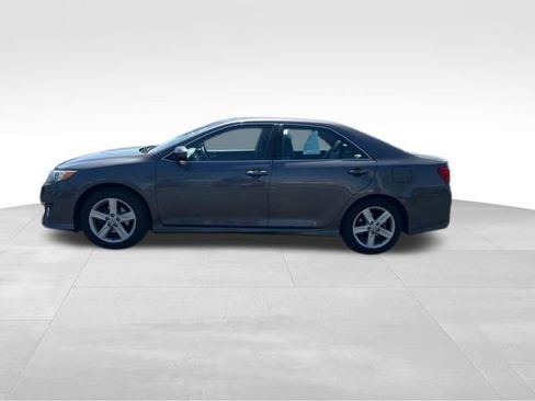 Used 2014 Toyota Camry SE w/ Moonroof Package image 4